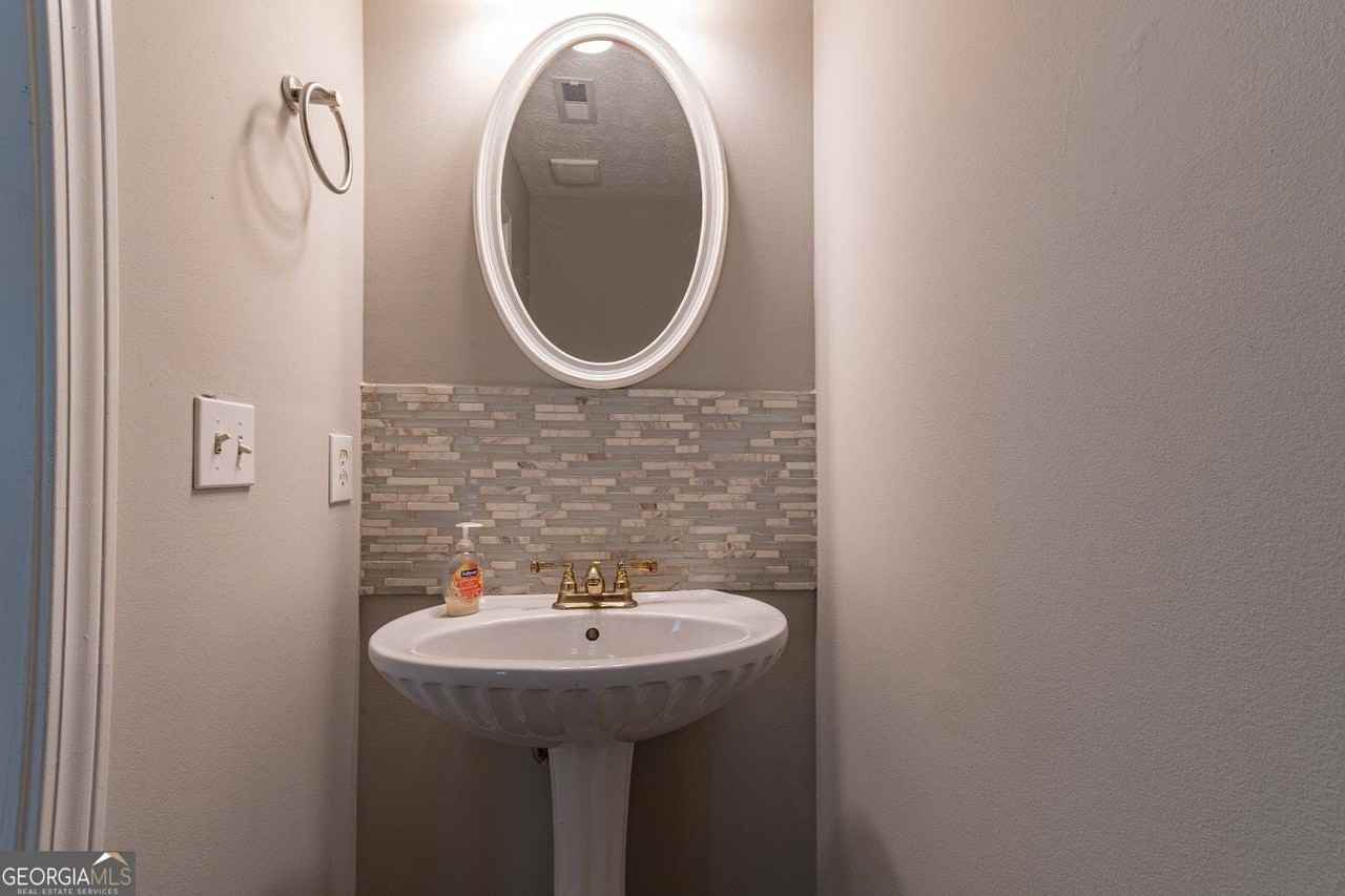 5550 Strathmoor Manor Cir - Photo 6 of 25