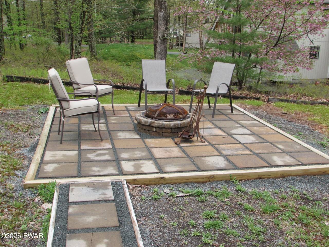 114 Gaskin Dr - Photo 4 of 40