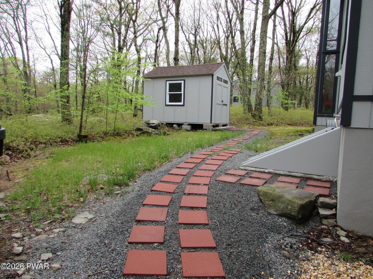 114 Gaskin Dr - Photo 7 of 40