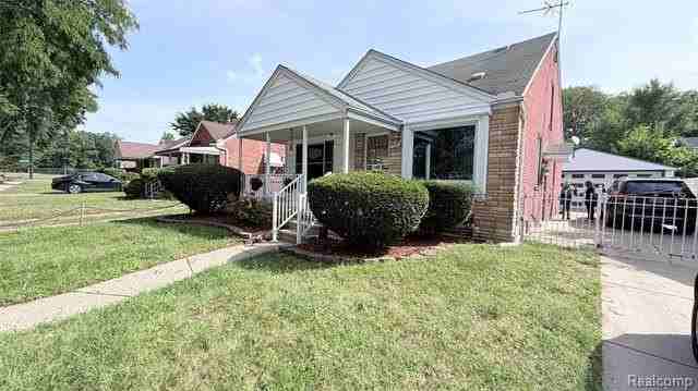 19478 Warwick St - Photo 2 of 15