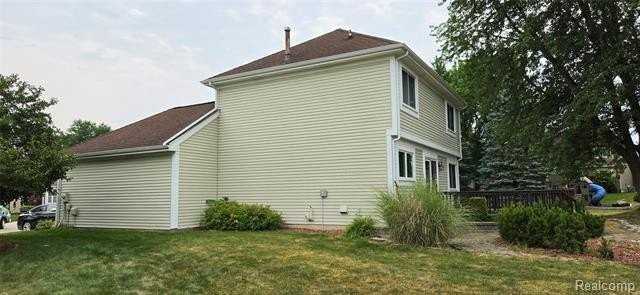 380 Huntington Ct - Photo 3 of 26