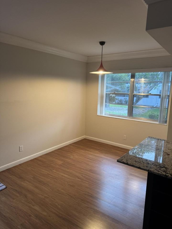 144 Windsor G - Photo 5 of 37