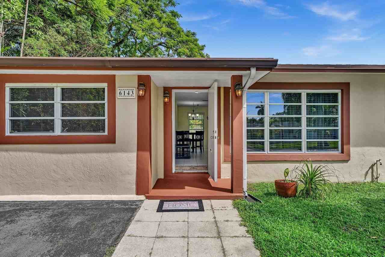 6143 Nw 22nd St - Photo 4 of 32