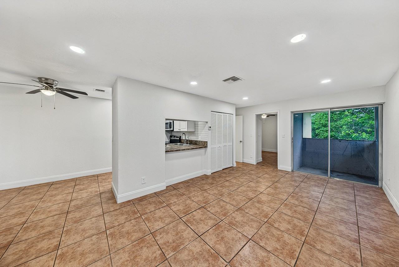 825 Sw 10th St #D - Photo 3 of 32
