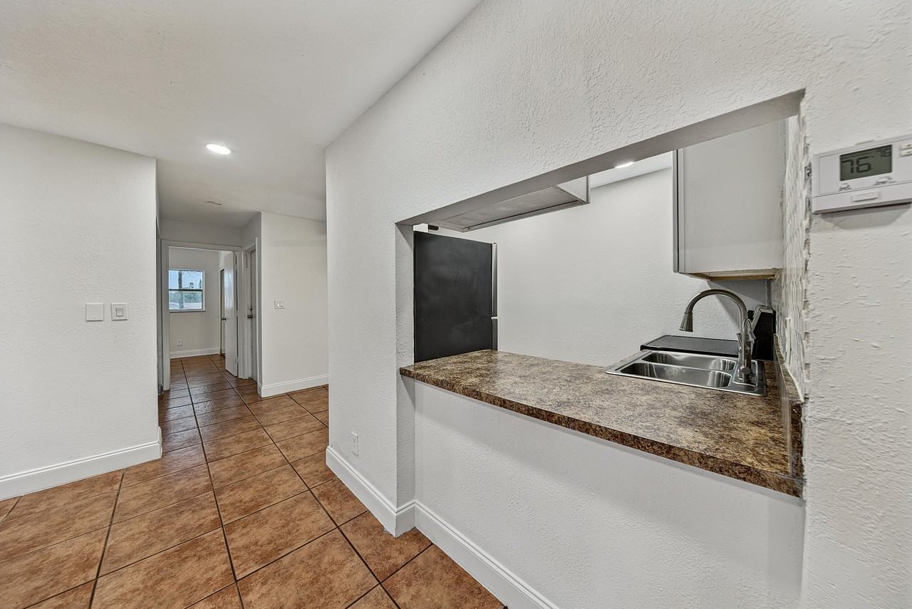 825 Sw 10th St #D - Photo 6 of 32