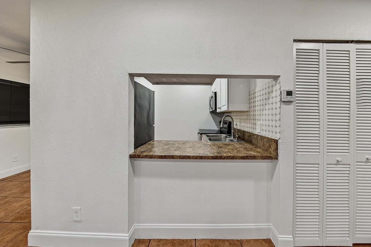 825 Sw 10th St #D - Photo 7 of 32