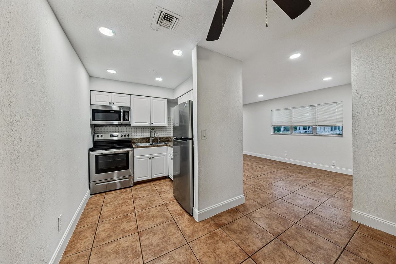 825 Sw 10th St #D - Photo 5 of 32