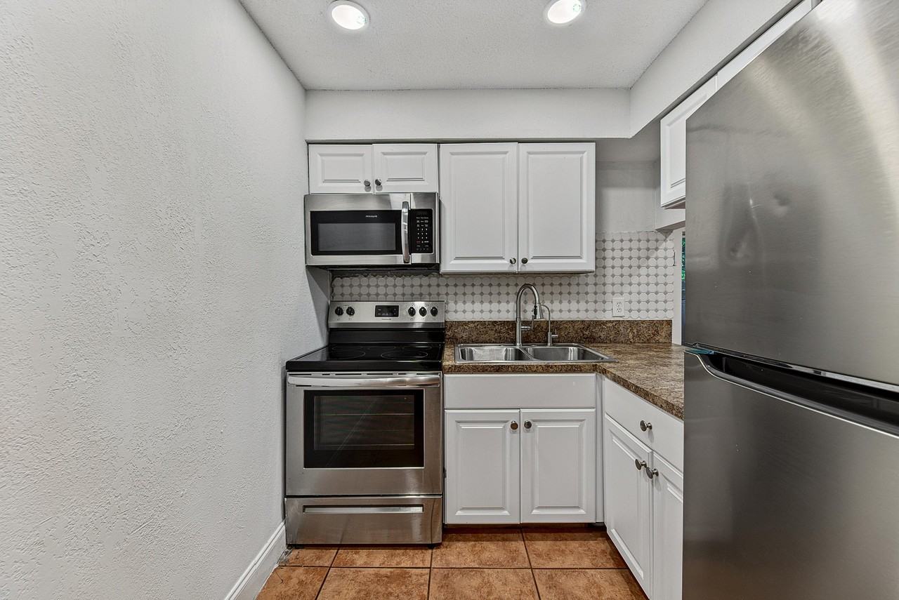 825 Sw 10th St #D - Photo 2 of 32