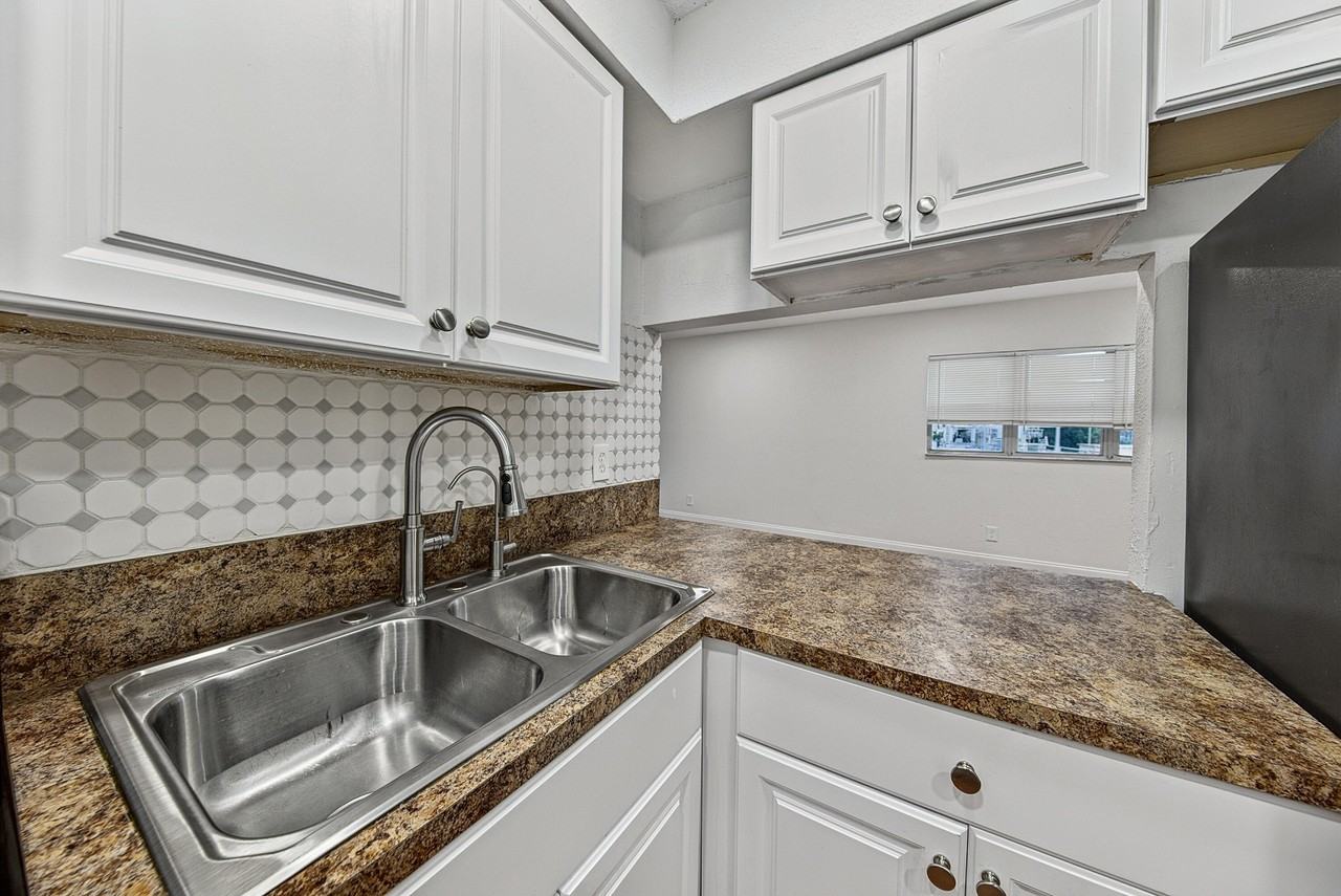 825 Sw 10th St #D - Photo 4 of 32