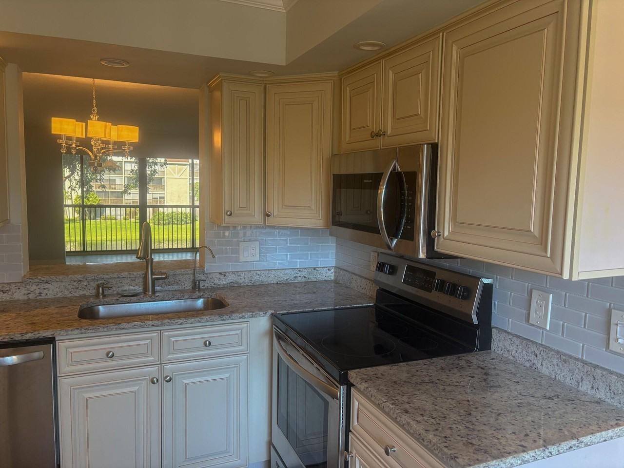 6515 Kensington Ln #304 - Photo 4 of 12