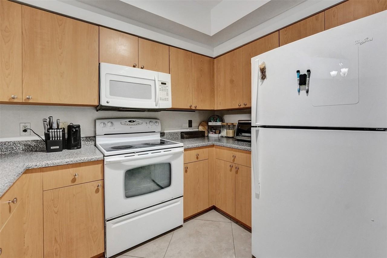 7940 N Nob Hill Rd #304 - Photo 4 of 38