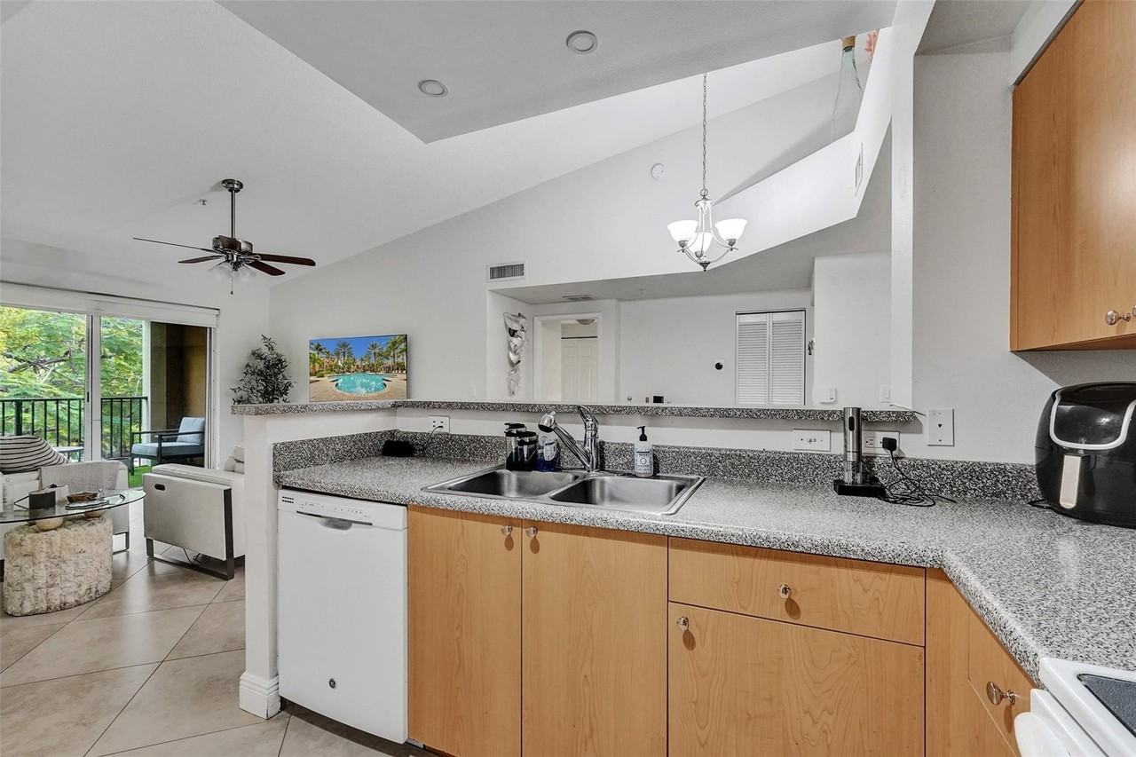 7940 N Nob Hill Rd #304 - Photo 5 of 38