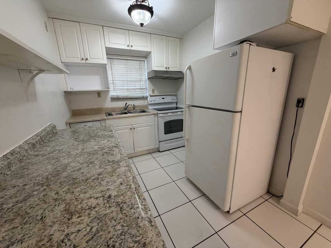 421 Ne 11th St #5 - Photo 4 of 17