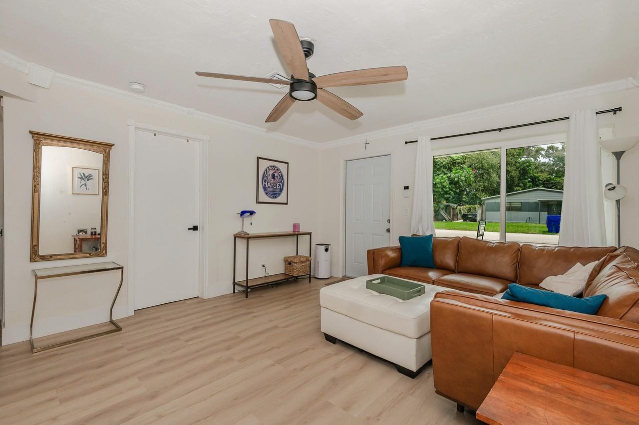 5631 Freedom St - Photo 7 of 31
