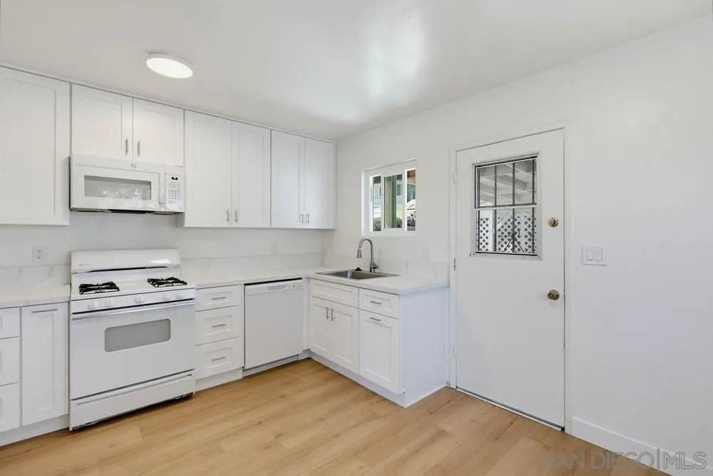 2805 Massachusetts Ave - Photo 6 of 32