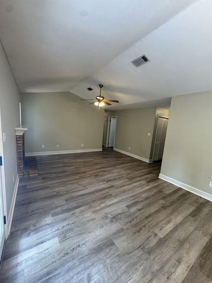 2768 Faringdon Dr - Photo 4 of 18