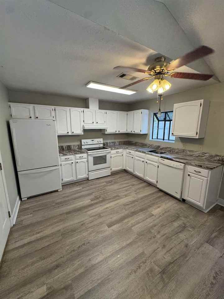 2768 Faringdon Dr - Photo 6 of 18