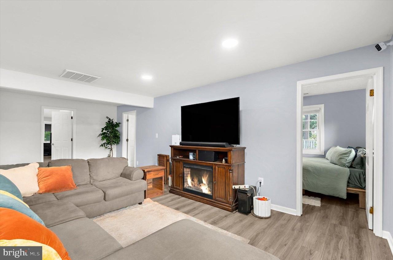 7960 Telegraph Rd - Photo 7 of 50