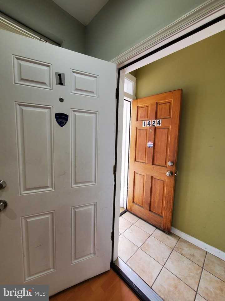 1424 W Pratt St #1 - Photo 4 of 20