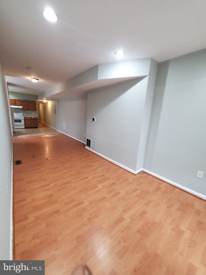1424 W Pratt St #1 - Photo 5 of 20