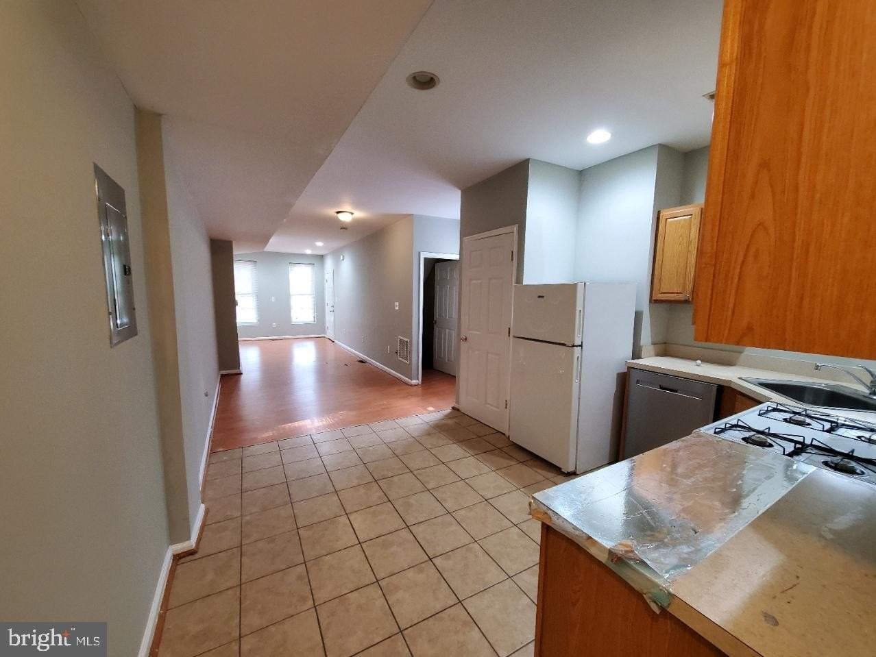 1424 W Pratt St #1 - Photo 7 of 20