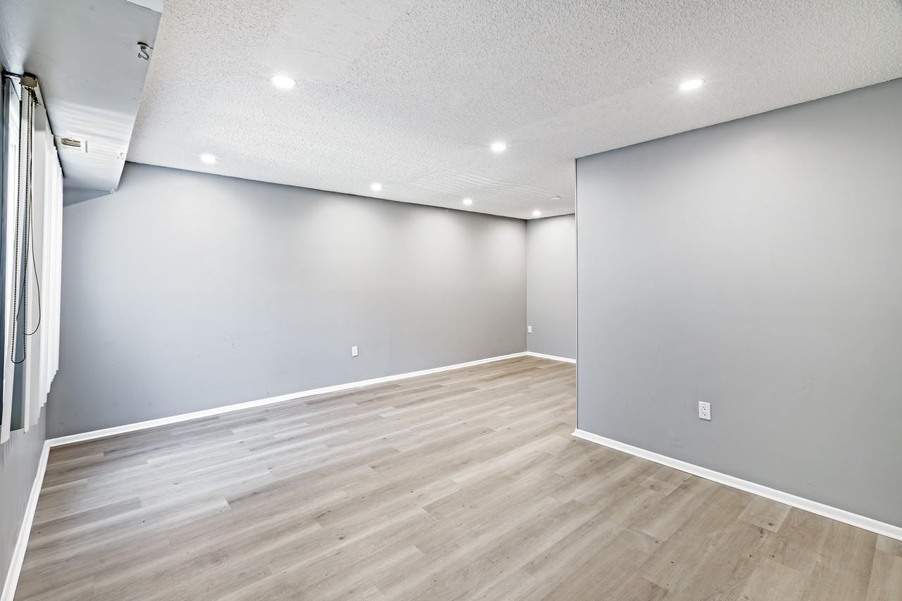29 Chiswick Dr #1 - Photo 4 of 9
