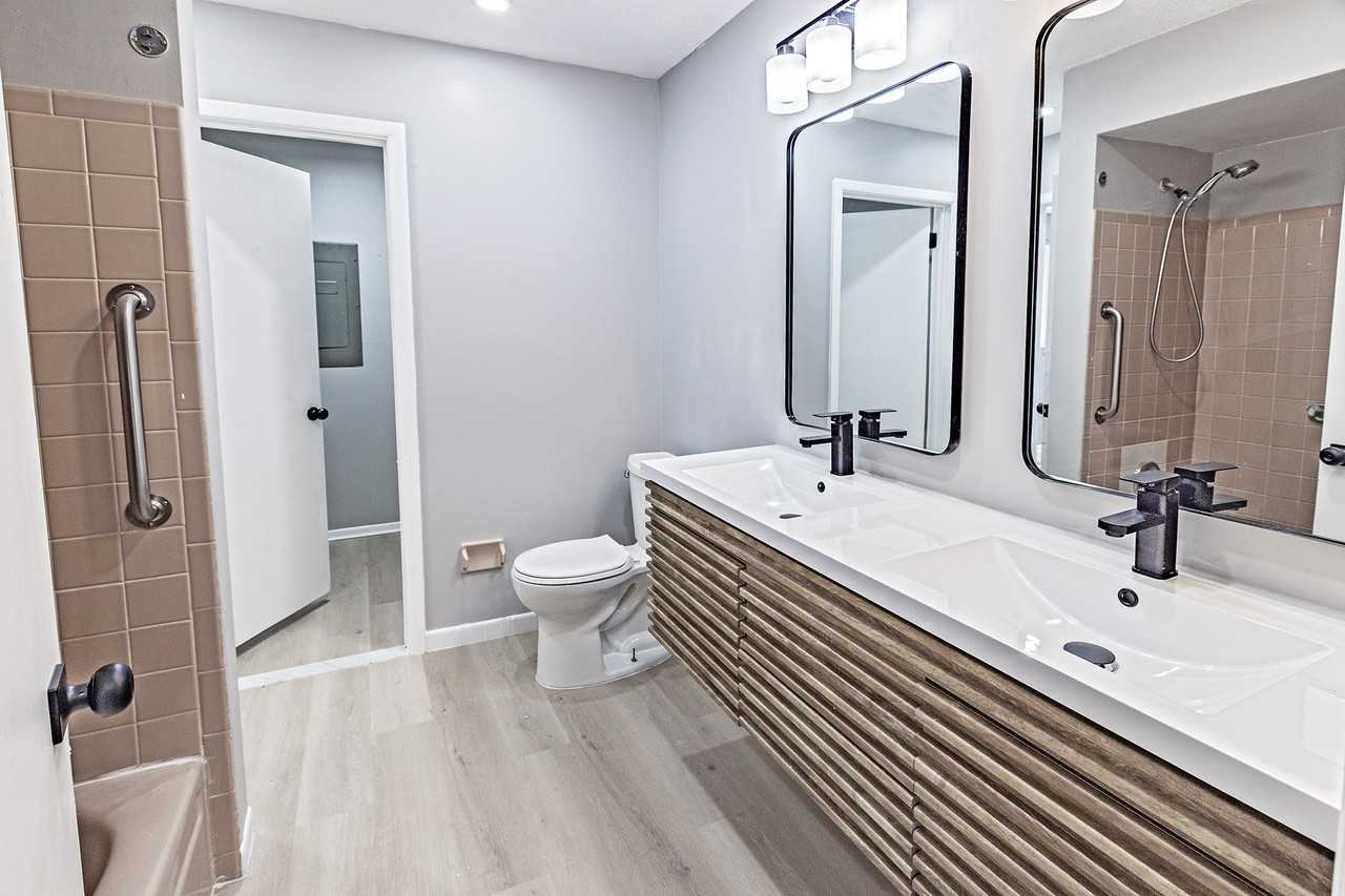 29 Chiswick Dr #1 - Photo 5 of 9