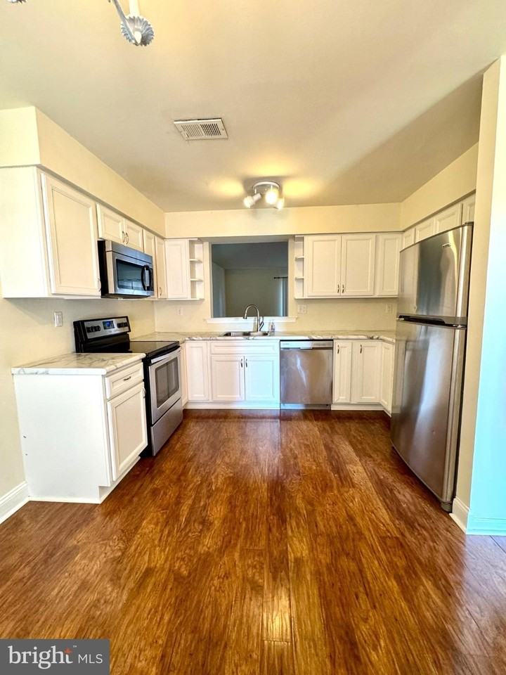 122 Caernarvon Ct - Photo 2 of 29