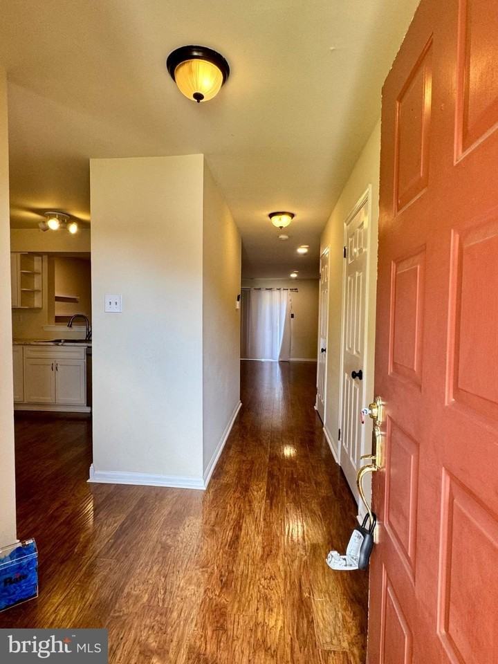 122 Caernarvon Ct - Photo 5 of 29