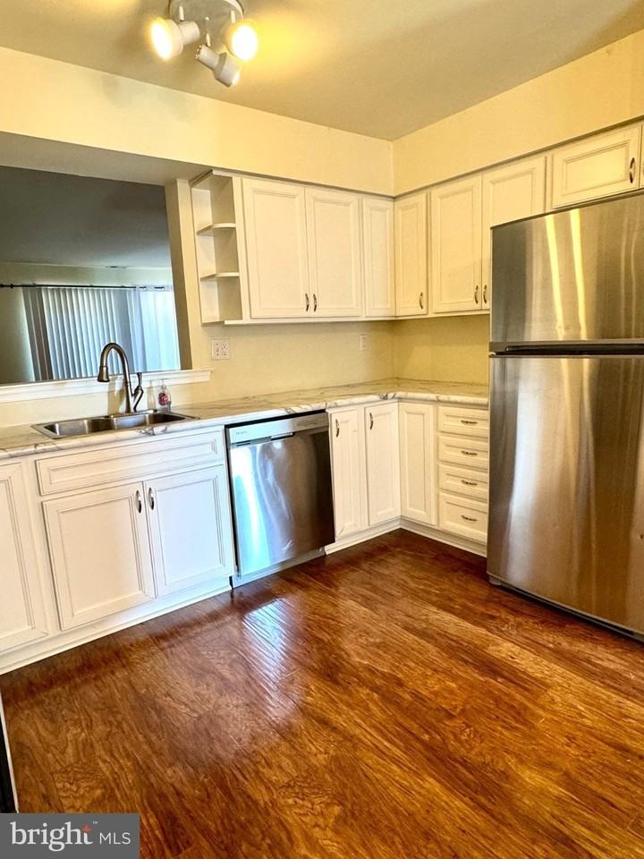 122 Caernarvon Ct - Photo 6 of 29
