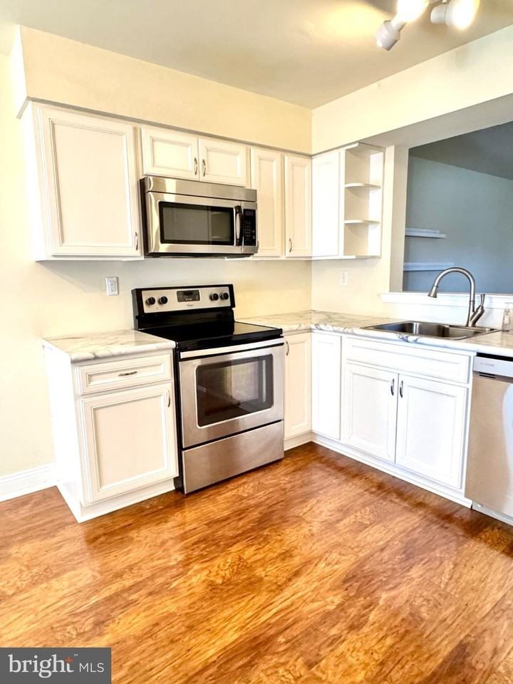 122 Caernarvon Ct - Photo 7 of 29