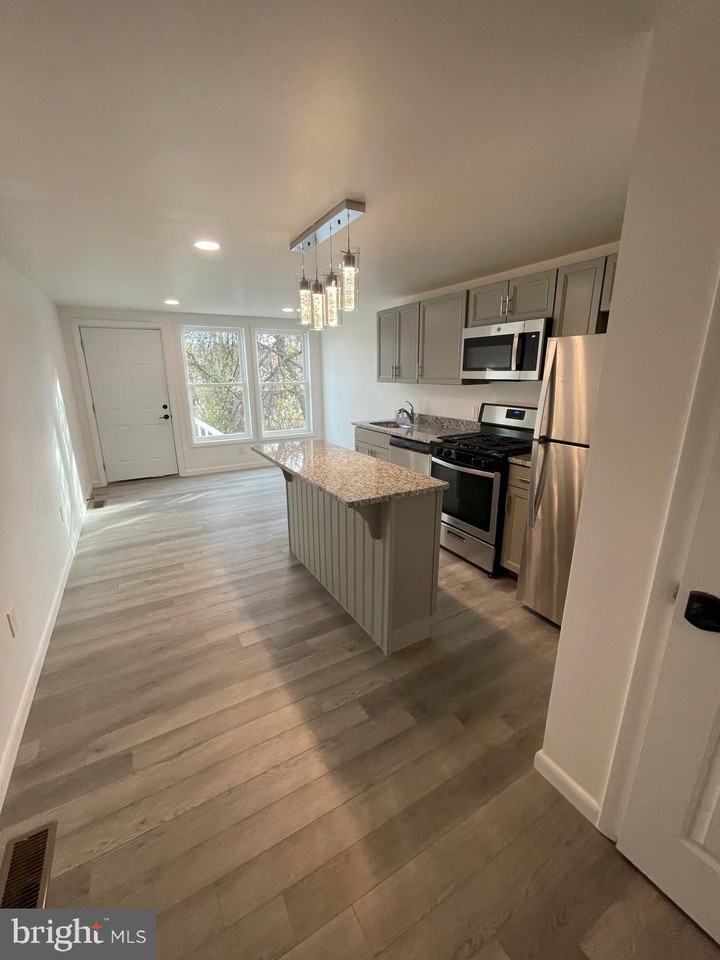 114 E Cedar St - Photo 6 of 19
