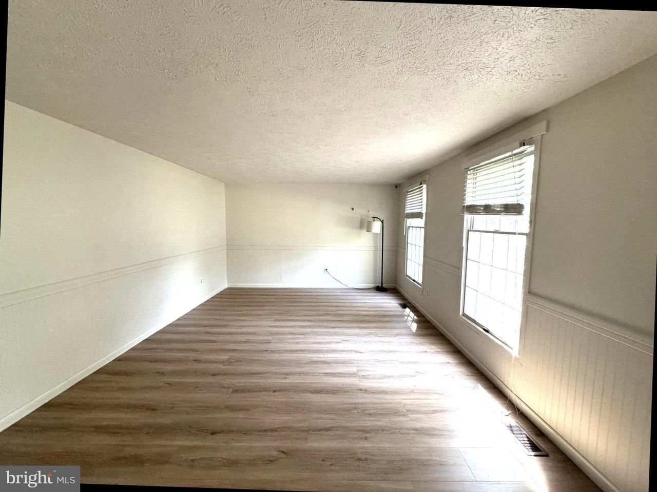 1002 Harbour Dr - Photo 3 of 35