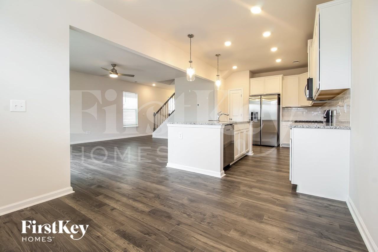 702 Ridgemoor Trl - Photo 4 of 15