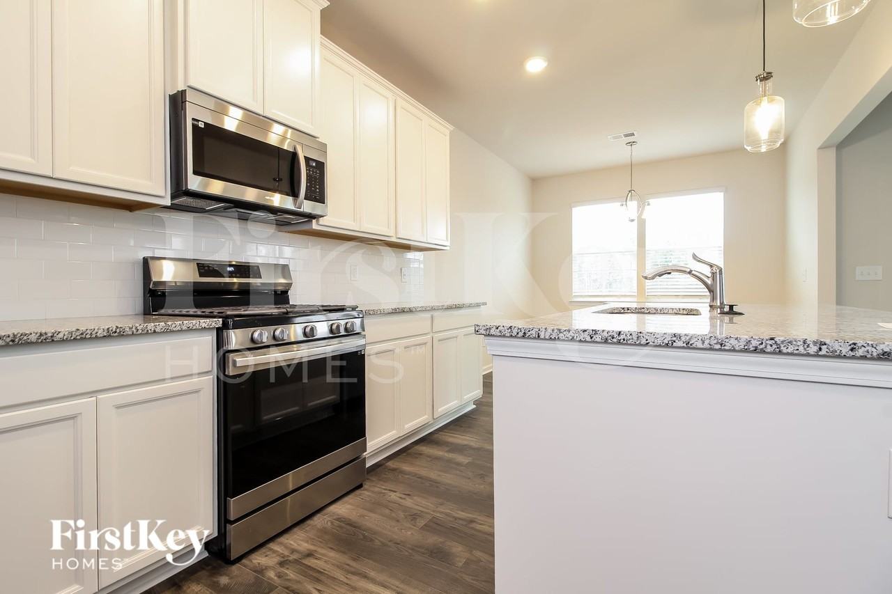 702 Ridgemoor Trl - Photo 6 of 15