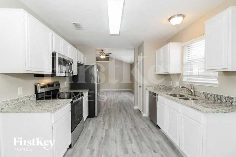6413 Riverwater Trl - Photo 5 of 16