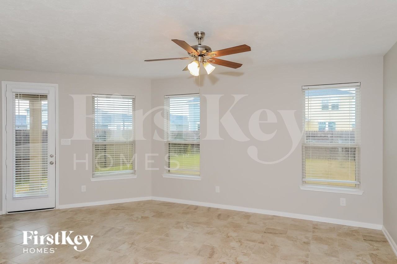 5347 Castle Discordia St - Photo 2 of 16