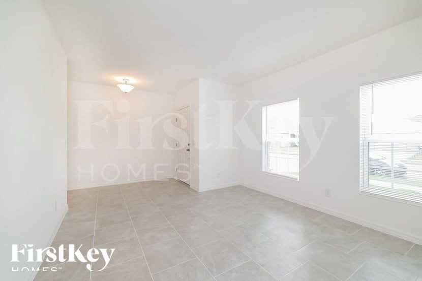 888 Avenal Ln - Photo 3 of 16