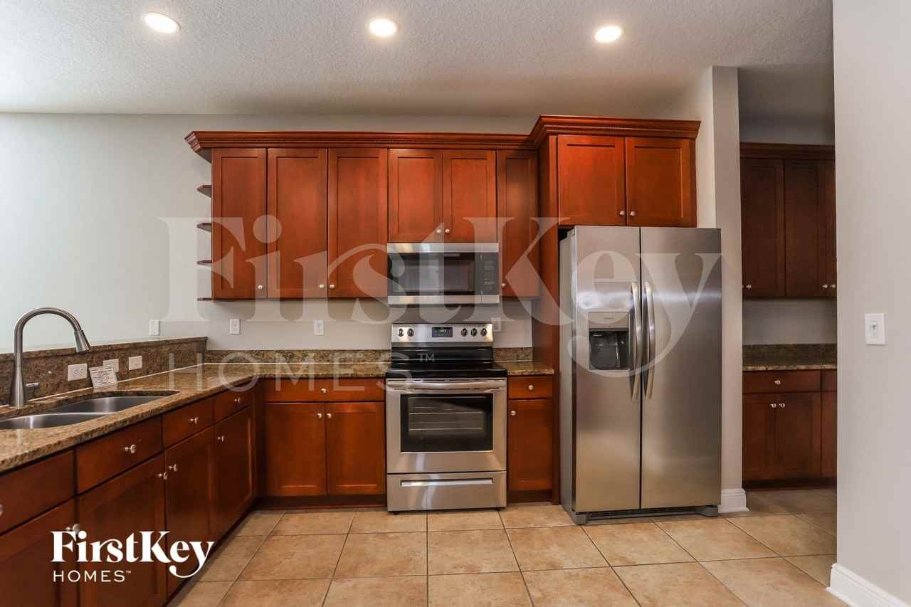 7232 Bridgeview Dr - Photo 4 of 16