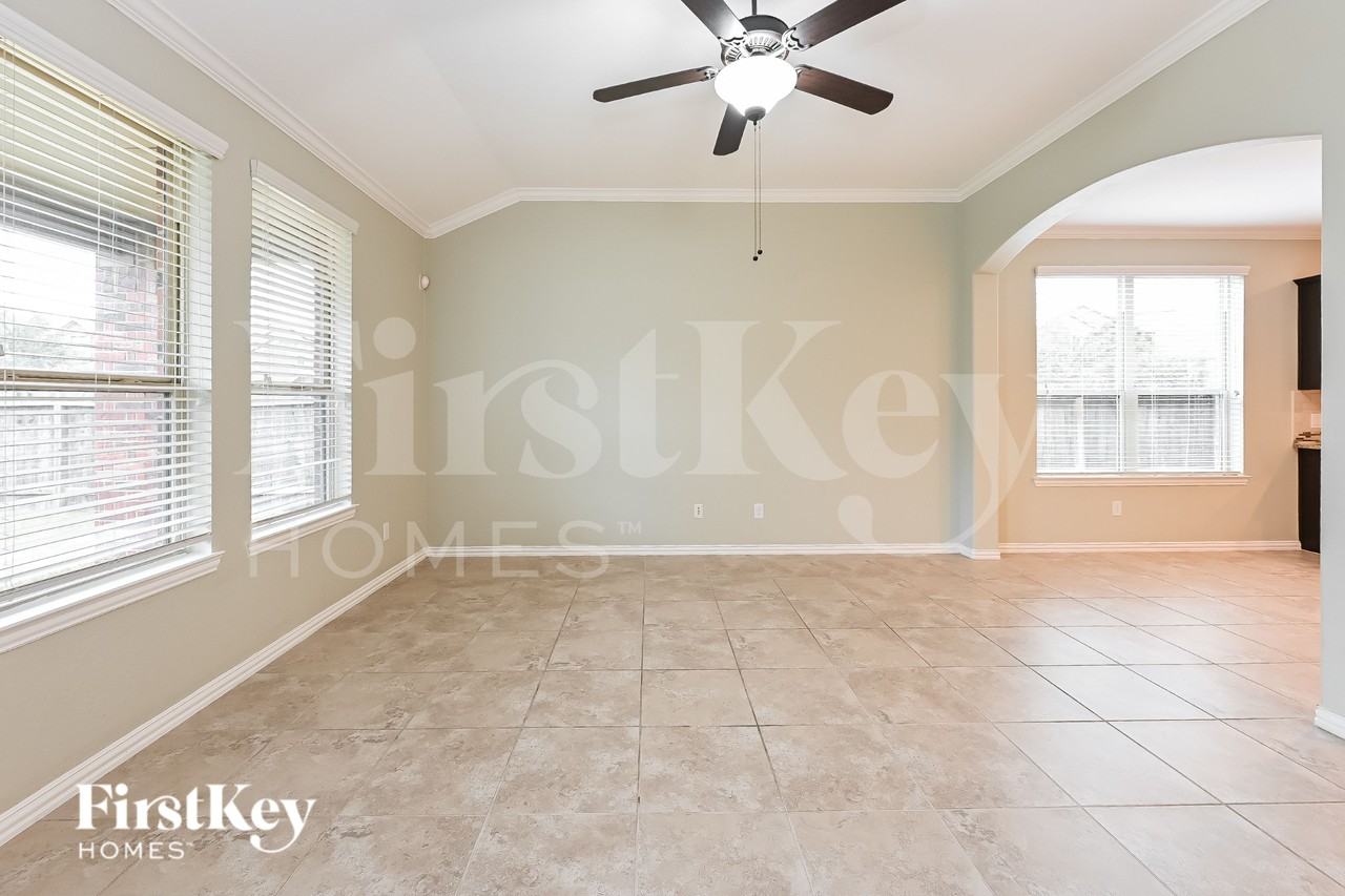 5202 Kendall Glen Ct - Photo 2 of 15