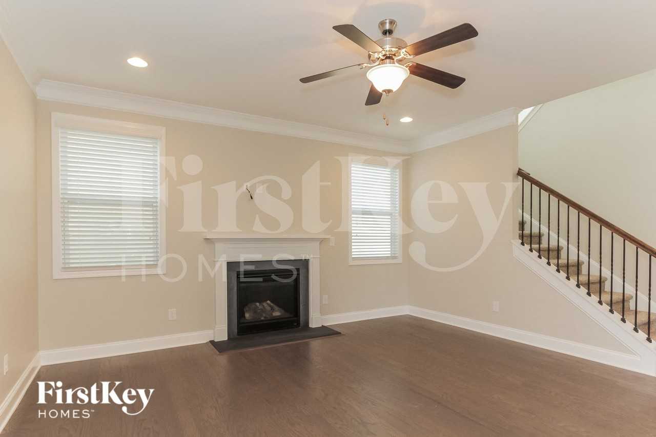 9805 Rayneridge Dr - Photo 4 of 15
