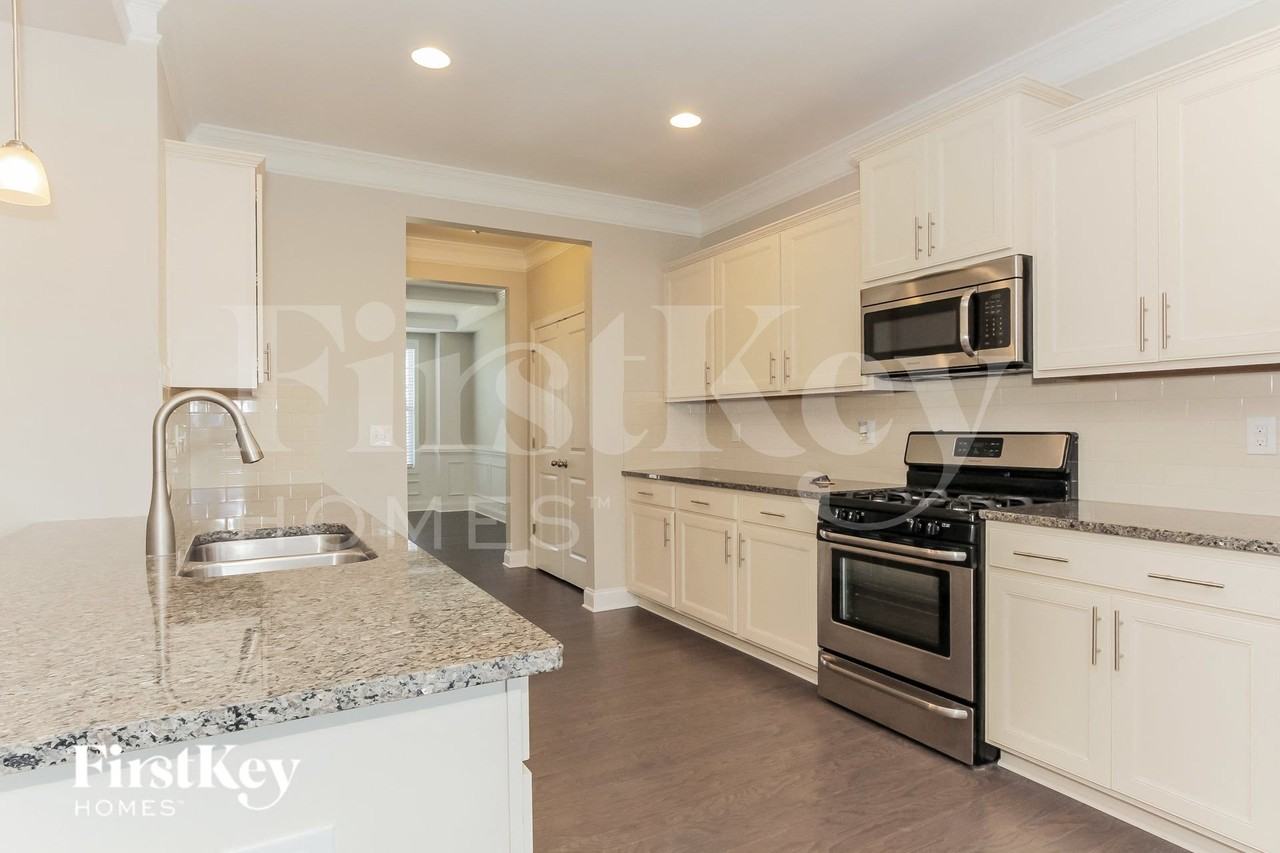 9805 Rayneridge Dr - Photo 5 of 15