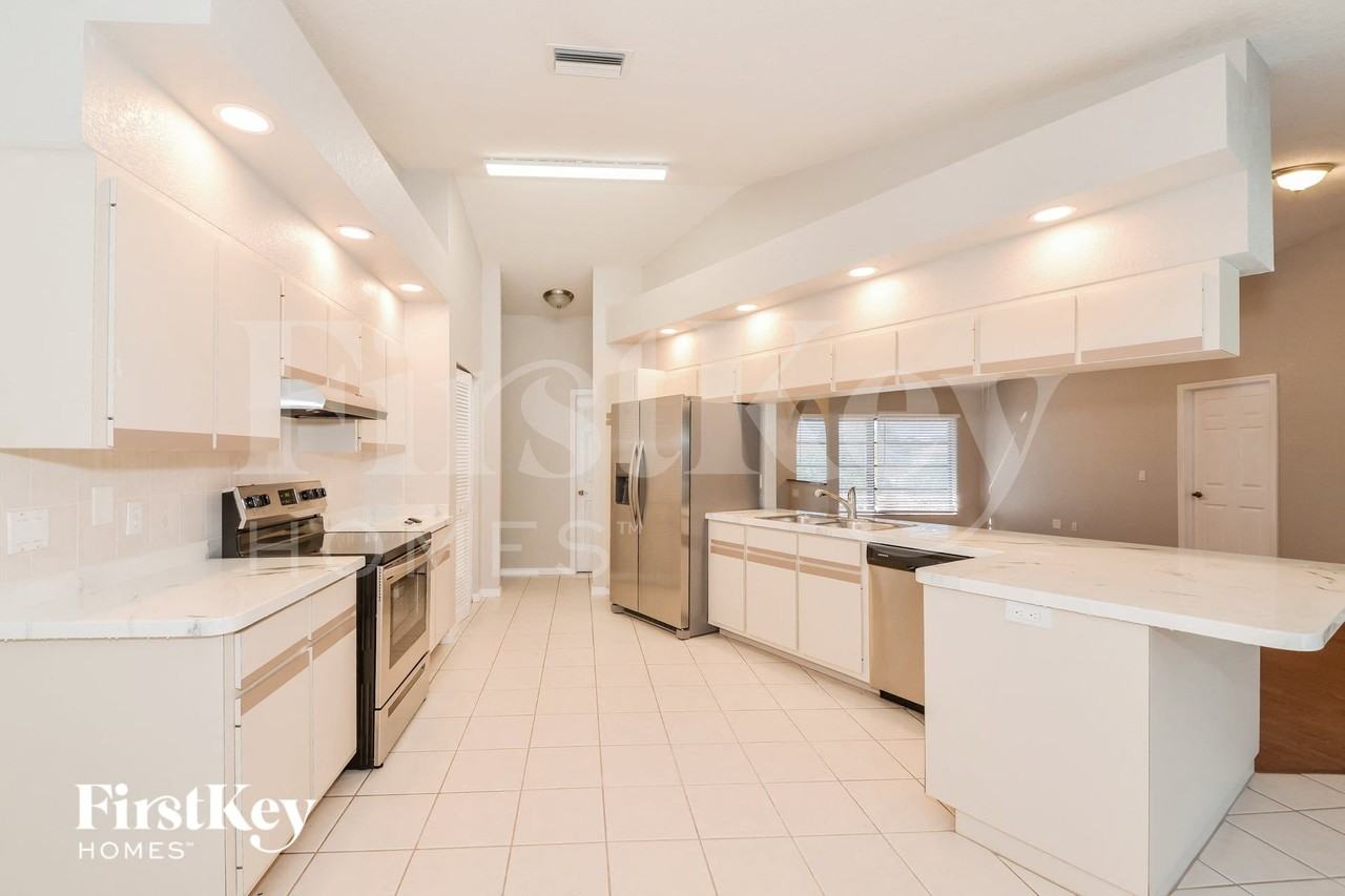 18220 Hottelet Cir - Photo 4 of 15