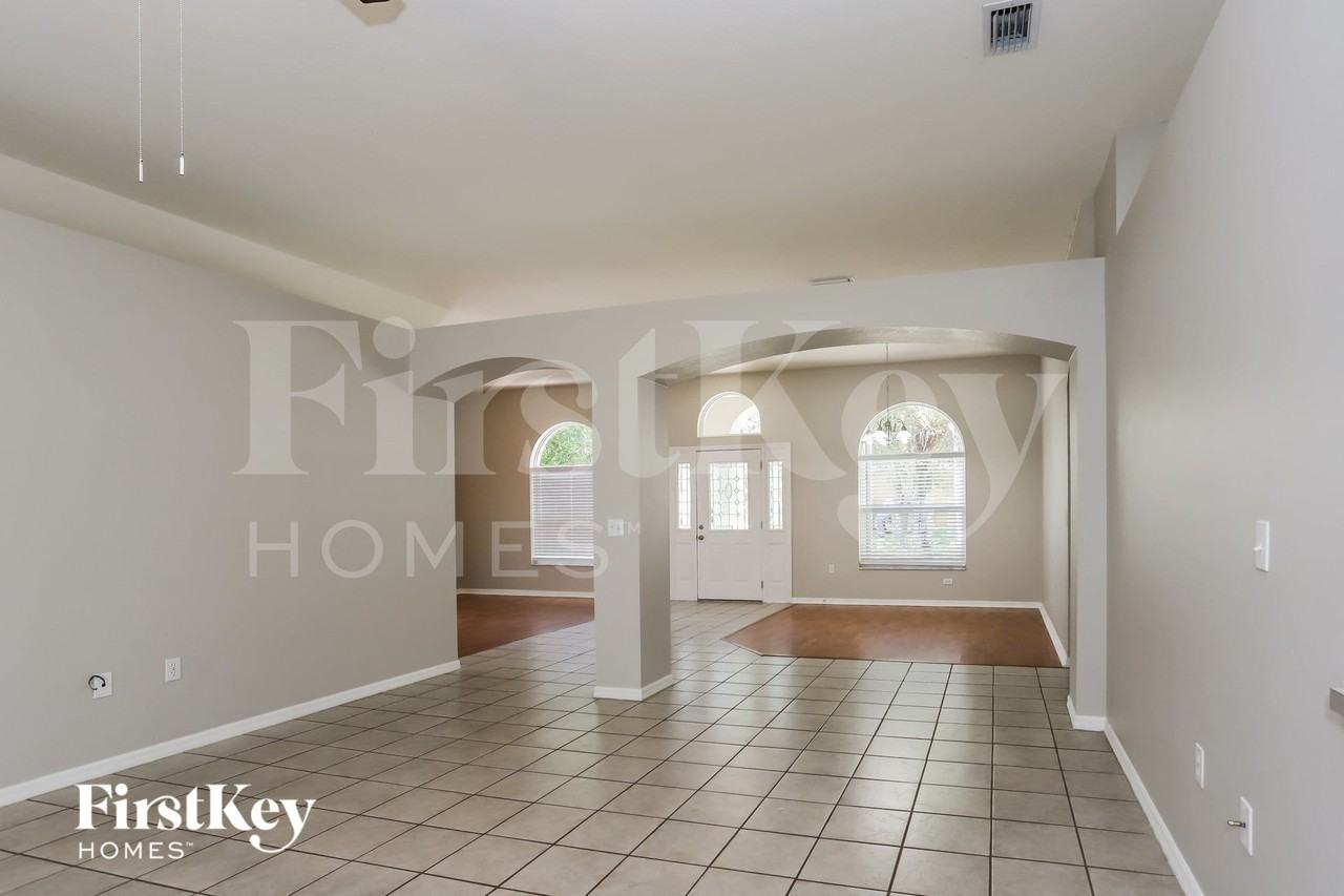 4501 Compass Oaks Dr - Photo 4 of 17