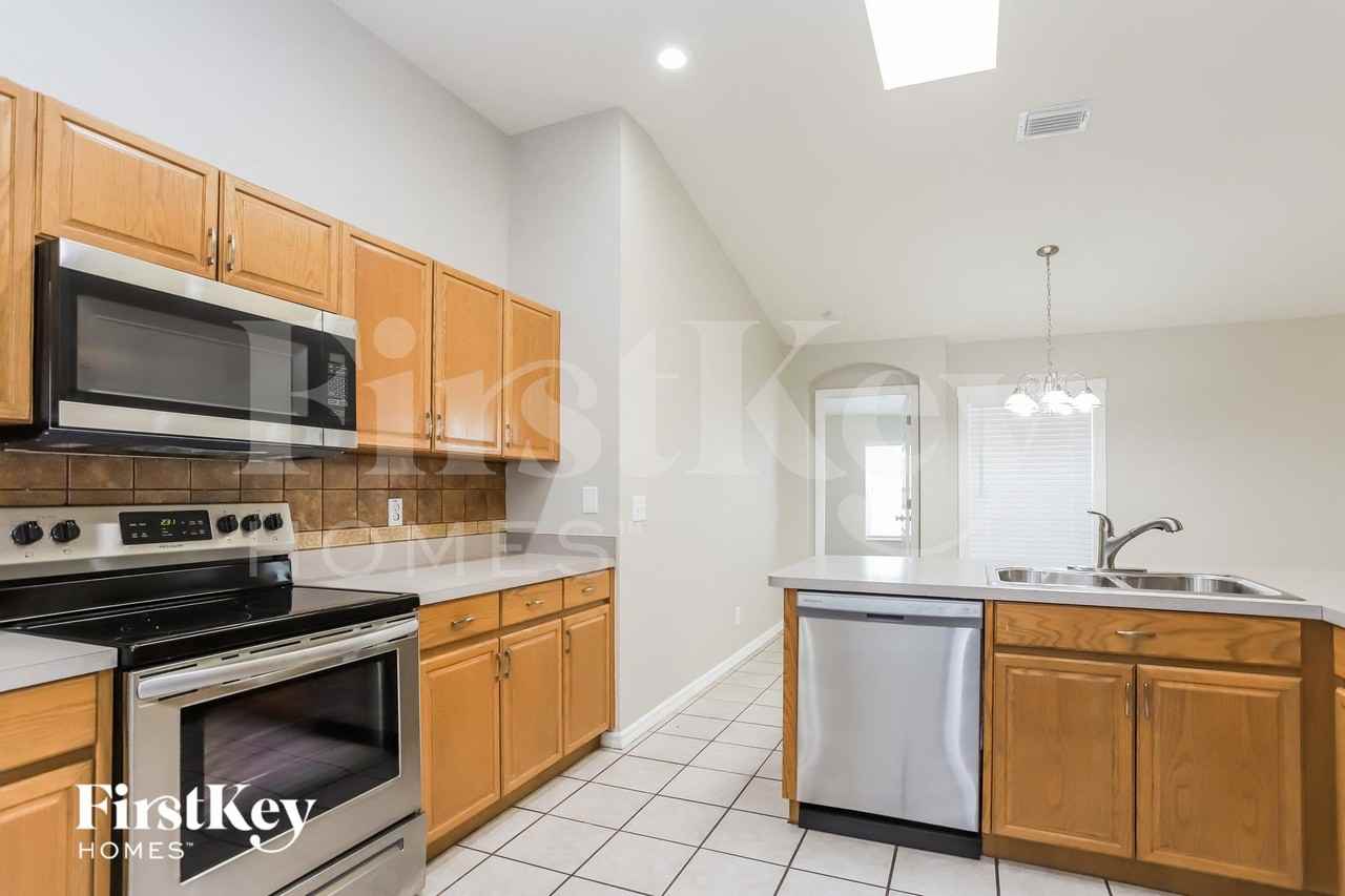4501 Compass Oaks Dr - Photo 5 of 17