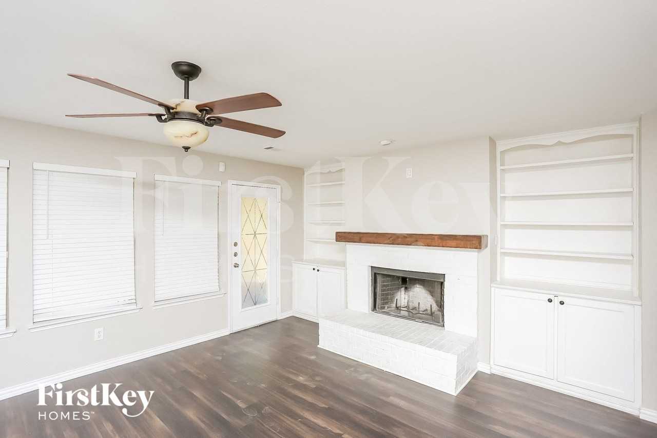 7313 Starwood Dr - Photo 2 of 15
