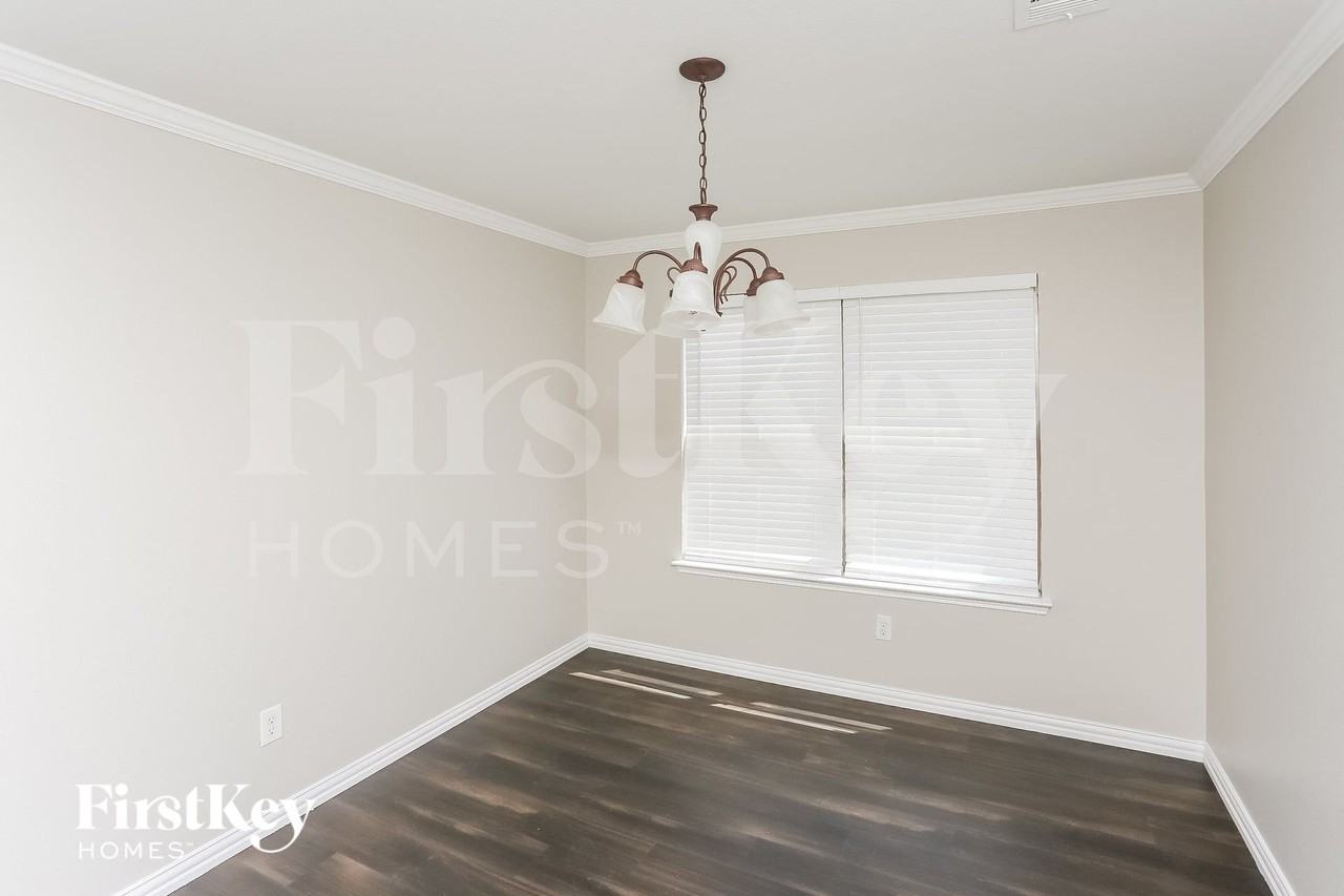 7313 Starwood Dr - Photo 4 of 15