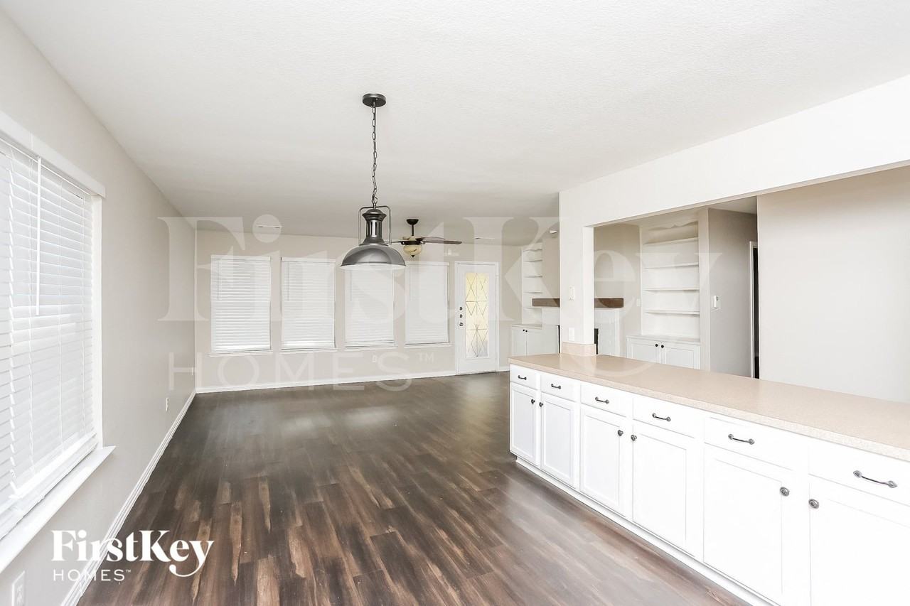 7313 Starwood Dr - Photo 5 of 15