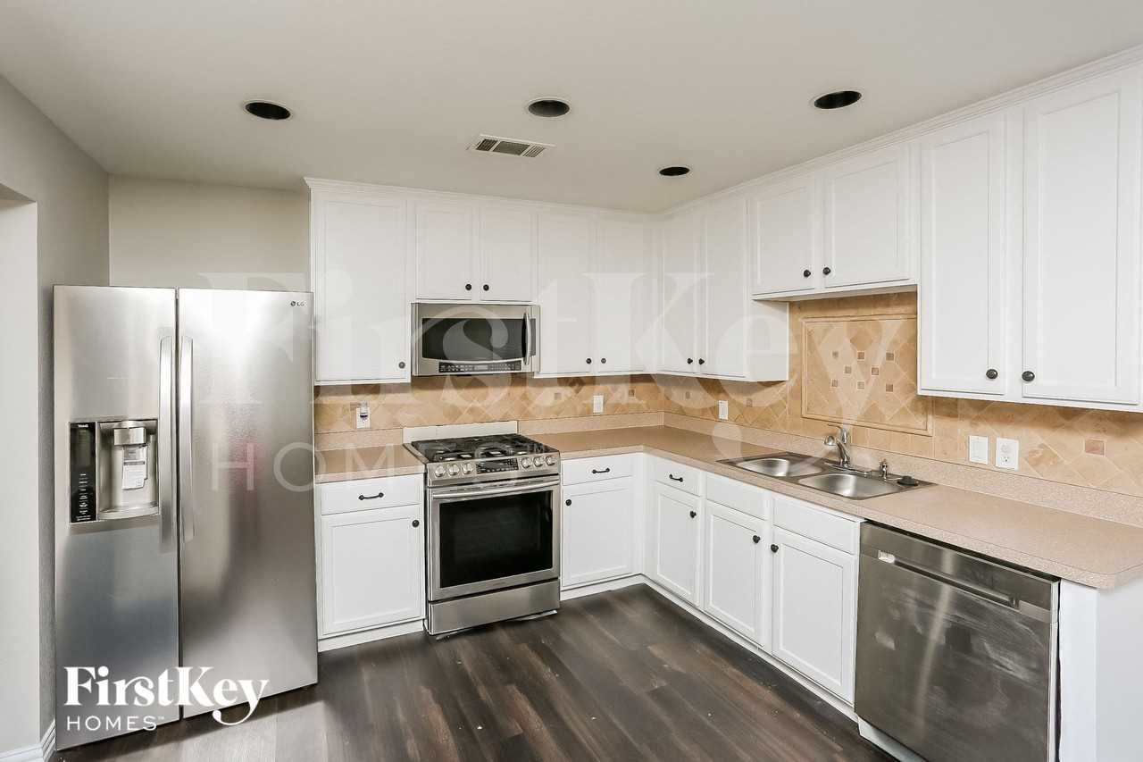 7313 Starwood Dr - Photo 6 of 15