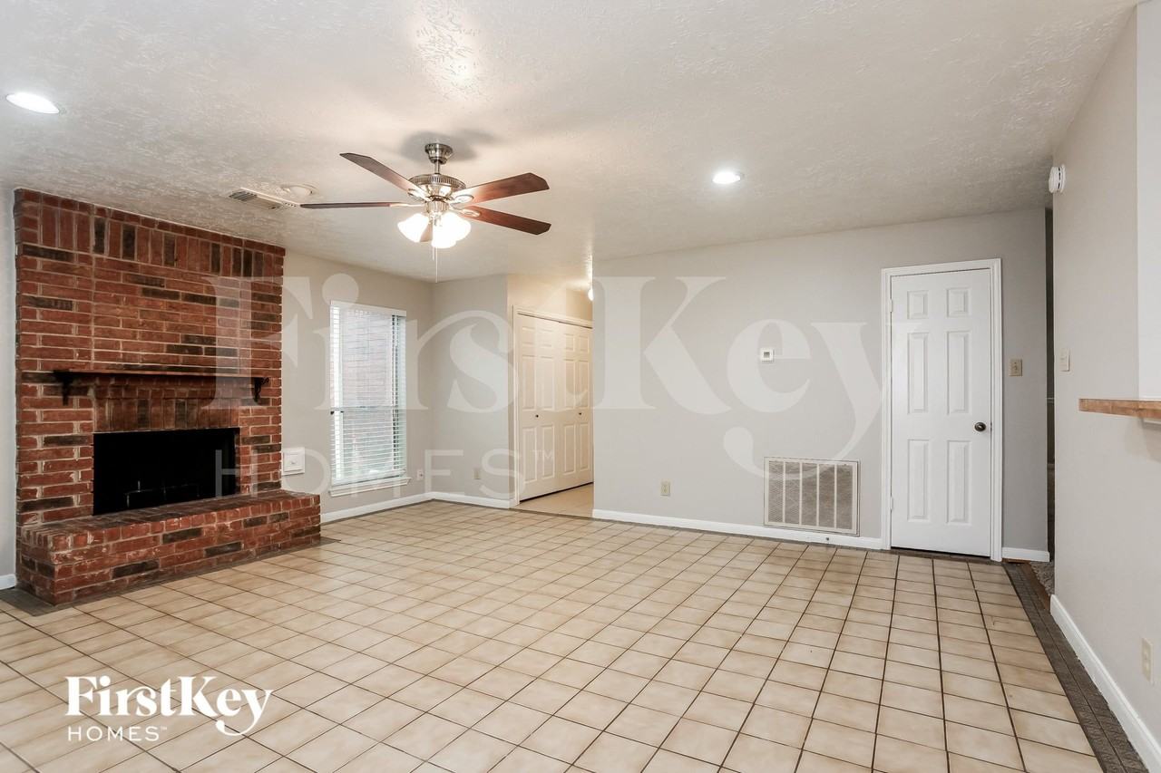 16327 Elmwood Point Ln - Photo 4 of 16